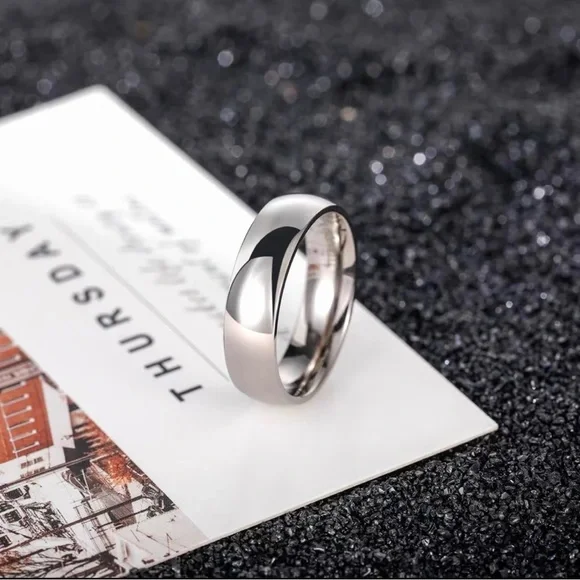 Men’s 6mm polished Titanium comfort band wedding ring NIB 8.5